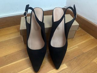 Zapatos de tacón negros, ante. Tacón 4 cm.
