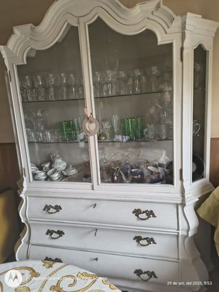 Mueble vitrina blanco y dorado