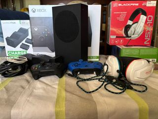 Xbox Series S 1TB + 2 Mandos ,Accesorios y cascos