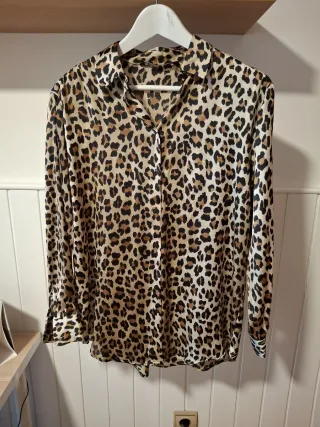 Camisa Zara satinada estampado leopardo