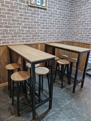Mesa alta y 4 taburetes 