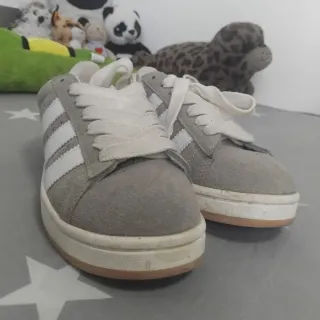 Zapatillas Adidas Grises y Blancas CAMPUS