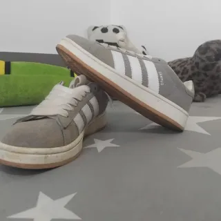 Zapatillas Adidas Grises y Blancas CAMPUS