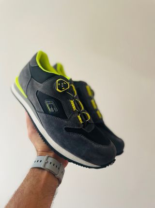 Scarpe uomo grigie e verdi