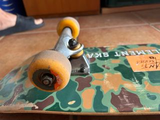 Tabla de skate con diseño checkerboard