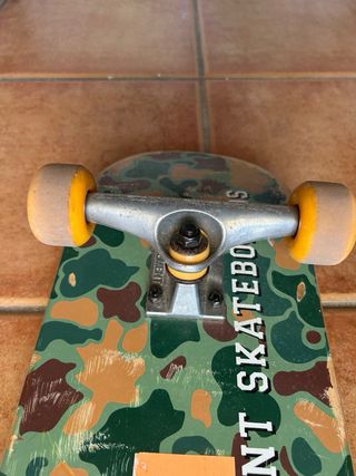 Tabla de skate con diseño checkerboard