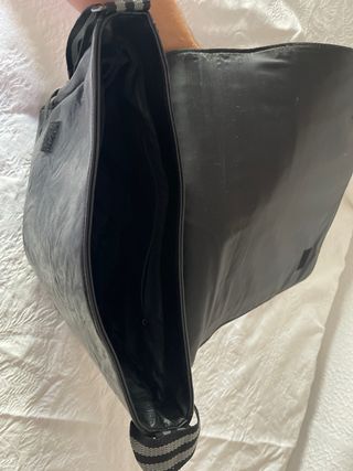Bandolera hombre piel sintética negra 38cm X 33cm
