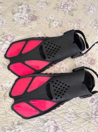 Aletas de buceo negras y rosas