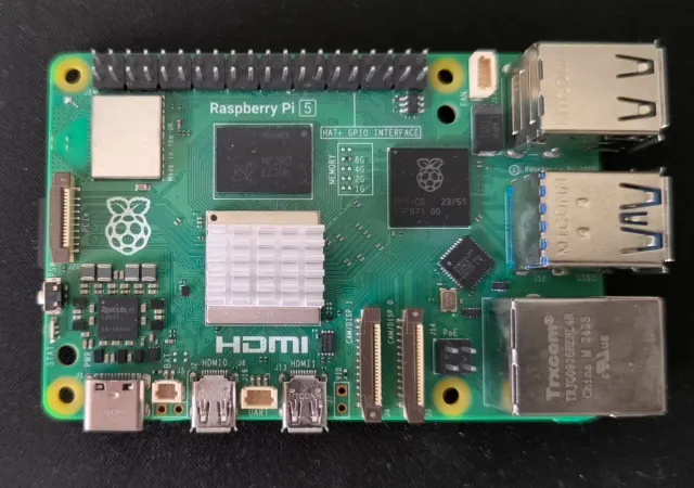 Raspberry Pi 5 8GB RAM con scatola e cavo ufficiali