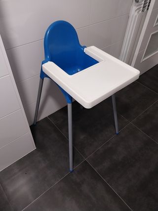 Trona IKEA azul y blanca