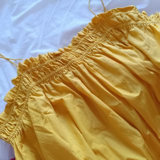 Vestido corto amarillo con tirantes