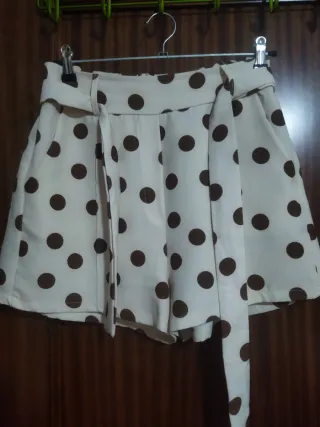 Pantalón corto de lunares beige y marrón