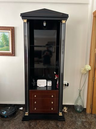 Armario negro salón con estantes de cristal 