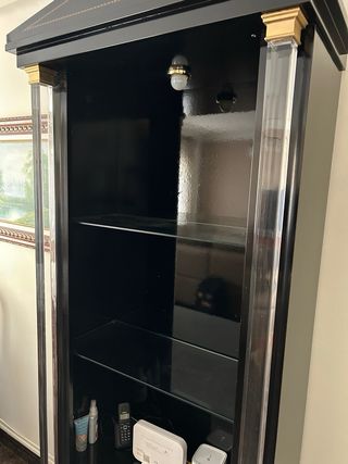 Armario negro salón con estantes de cristal 