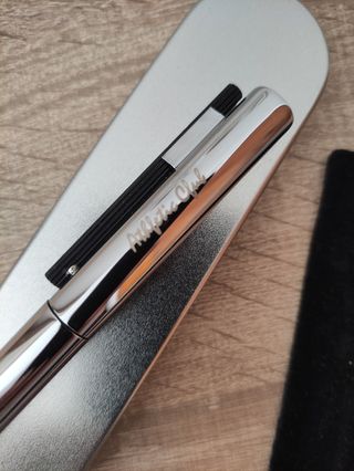 Bolígrafo de metal plateado y negro a estrenar 