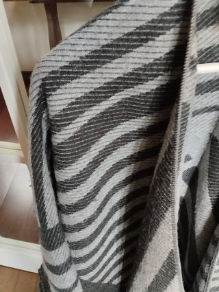 Poncho de lana gris y negro