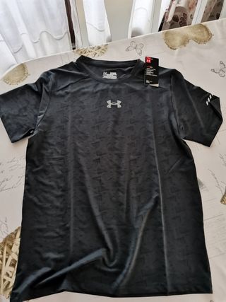 Camisetas deportiva Under Armour negra  y gris 