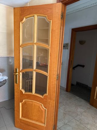 Puerta de madera con cristal