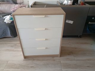 Cassettiera bianca e in legno