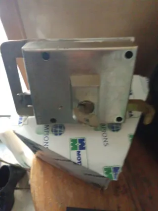 Apertura de puerta cerrajero 50€
692853535
