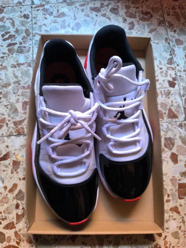 Zapatillas Jordan Blancas , Negras y rojas