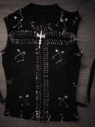 Camiseta Gótica con Cruces y Cierres