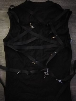 Camiseta Gótica con Cruces y Cierres