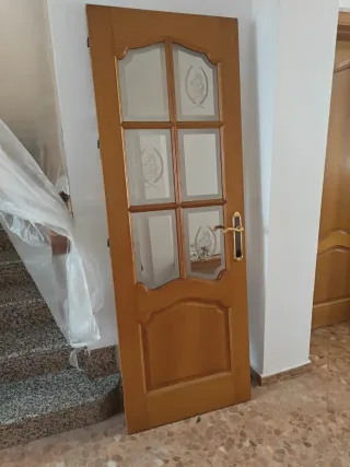Puerta madera con cristal decorado