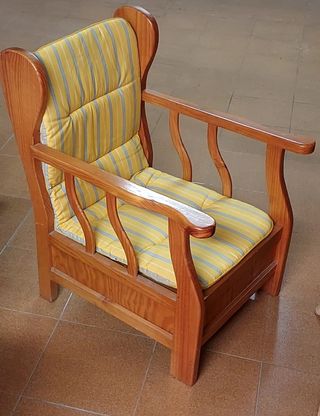 Sillón madera maciza confortable
