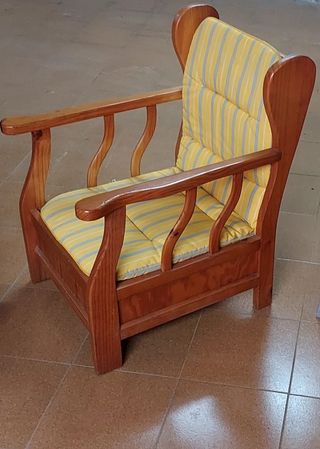 Sillón madera maciza confortable