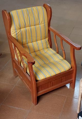 Sillón madera maciza confortable
