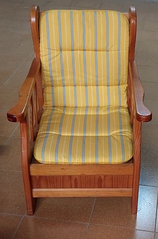Sillón madera maciza confortable
