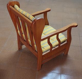 Sillón madera maciza confortable
