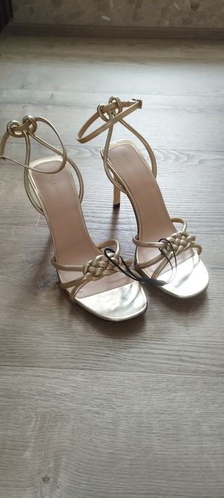 Zapatos de tacón Zara dorados