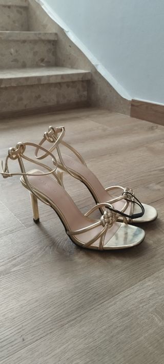 Zapatos de tacón Zara dorados