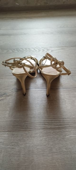Zapatos de tacón Zara dorados