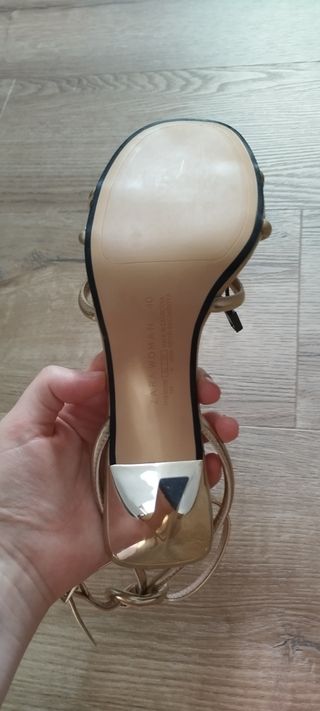 Zapatos de tacón Zara dorados