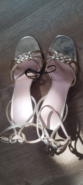 Zapatos de tacón Zara dorados