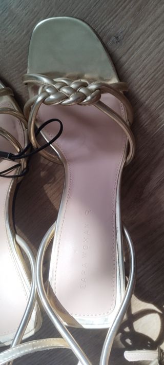 Zapatos de tacón Zara dorados