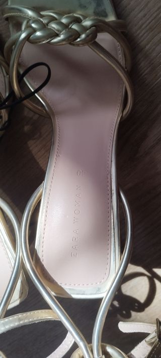 Zapatos de tacón Zara dorados