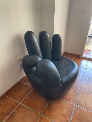 Sillón giratorio en forma de mano