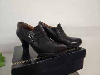 Zapatos de piel negros con tacón y hebillas