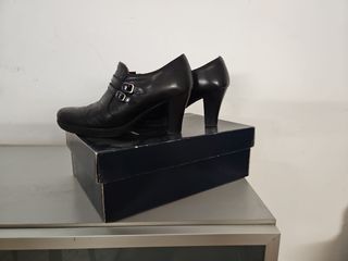 Zapatos de piel negros con tacón y hebillas