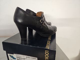 Zapatos de piel negros con tacón y hebillas