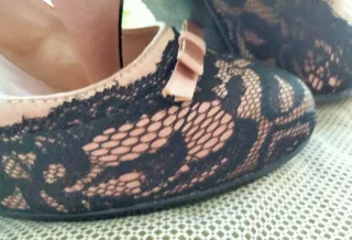 ZAPATOS TACÓN DE ENCAJE NEGRO.