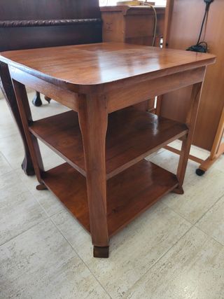 Mesa auxiliar de madera