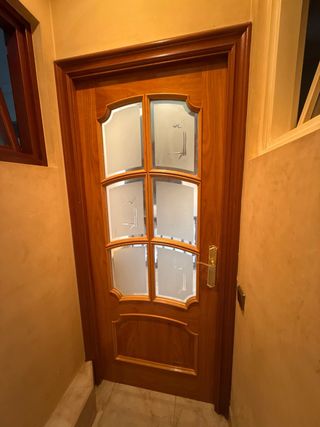 Puerta de madera con cristal