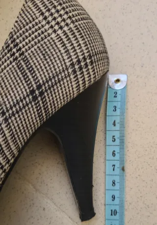 ZAPATOS TACÓN CUADRITOS NEGROS.
