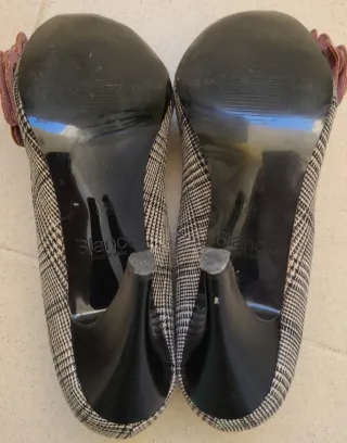 ZAPATOS TACÓN CUADRITOS NEGROS.