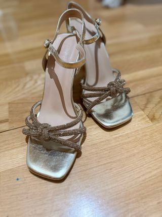 Sandalias de tacón doradas con pedrería
